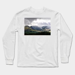 Clouds fall over the Trotternish Ridge, Isle of Skye, Scotland Long Sleeve T-Shirt